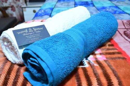 贾姆穆Dhairya's Villa Home Away From Home的床上的蓝白毛巾