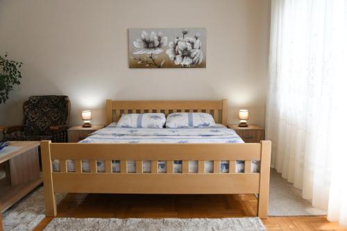弗尔尼亚奇卡矿泉镇Apartman Marko的一间卧室配有一张床和两张台灯。