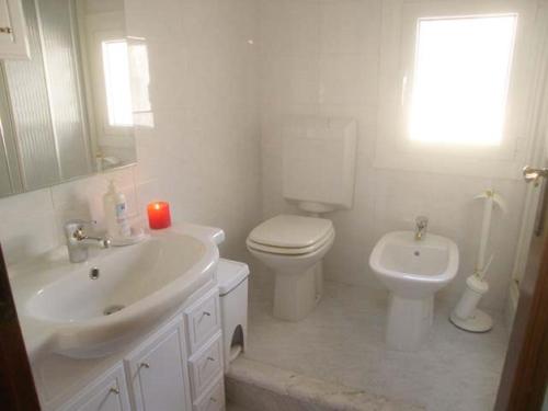 格拉多Calle Burchio的白色的浴室设有卫生间和水槽。
