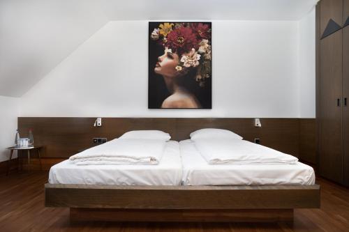 海尔布隆海尔布隆城市酒店的一间卧室配有一张壁画床