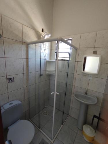 瓜尔达恩巴Residencial Medeiros的带淋浴、卫生间和盥洗盆的浴室