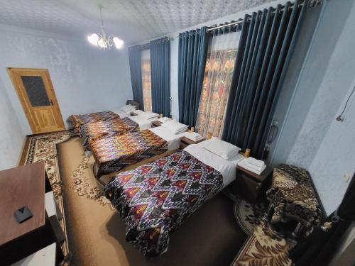 撒马尔罕Hotel Motrid的享有高空美景,设有三张床