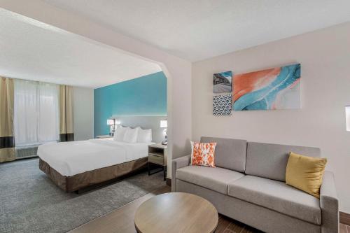 DemopolisComfort Inn US Hwy 80的酒店客房,配有床和沙发
