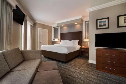 普拉茨堡Comfort Inn & Suites Plattsburgh - Morrisonville的配有一张床和一台平面电视的酒店客房
