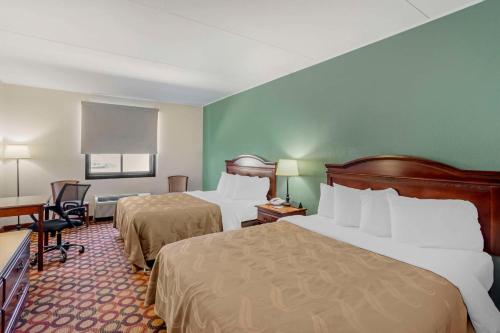 哈里斯堡Quality Inn Enola - Harrisburg的酒店客房配有两张床和一张书桌