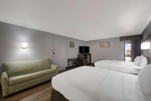 奥斯汀洛奇伊克诺汽车旅馆的酒店客房,设有两张床和一张沙发