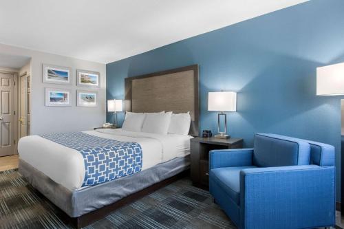 毕夏普Cielo Hotel Bishop-Mammoth, Ascend Hotel Collection的酒店客房,设有床铺和蓝色的墙壁