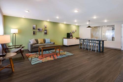 诺克斯维尔WoodSpring Suites Knoxville - Cedar Bluff的客厅配有沙发和桌子