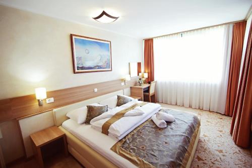 泰斯利奇卡迪纳尔酒店的酒店客房设有床和窗户。
