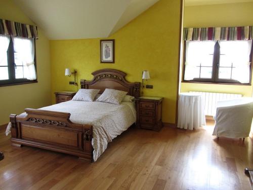 桑提亚纳德玛Vivienda Sampedri的一间卧室设有一张床和两个窗户。