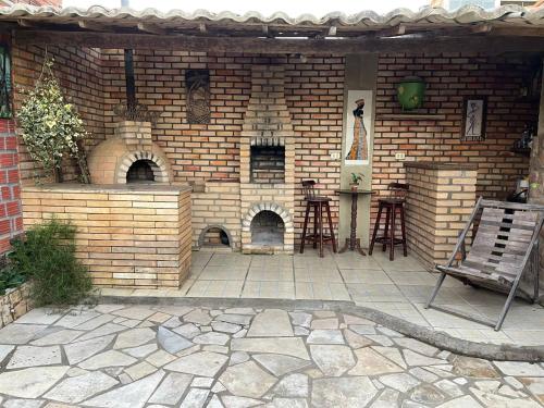 特里温福Casa Sol nascente的一座砖砌建筑,在庭院里设有砖砌壁炉