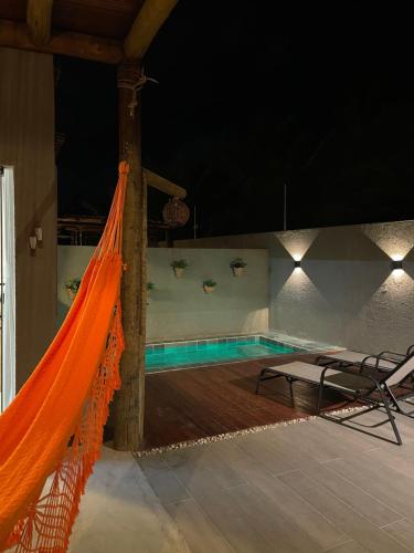 圣米格尔-杜斯米拉格里斯MAKAI Milagres的游泳池边的橙色吊床