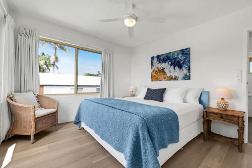 库鲁姆海滩冲浪舞公寓式酒店的白色的卧室设有床和窗户