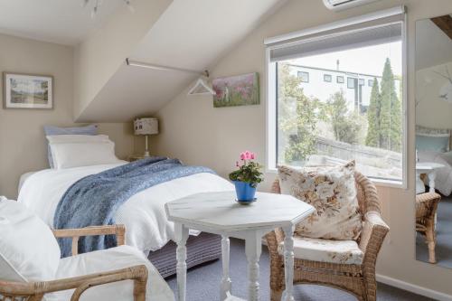 瓦纳卡滕培瓦纳卡住宿加早餐旅馆的一间卧室配有一张床、一张桌子和一个窗户。