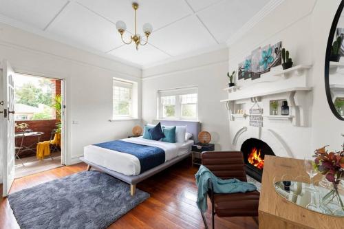 墨尔本Art Deco Hideaway - St Kilda的一间卧室配有一张床和一个壁炉
