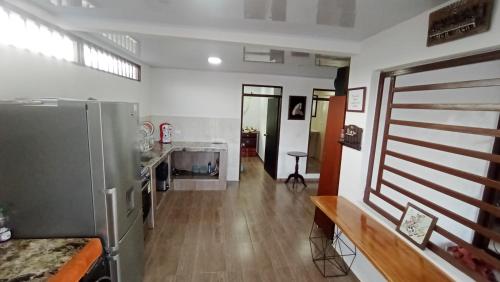 Apartamento Fresco con Terraza-tipo loft的带冰箱的厨房和木地板