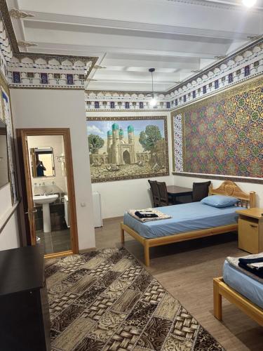 布哈拉TEMUR Hotel的一间卧室设有两张床,墙上挂着一幅画