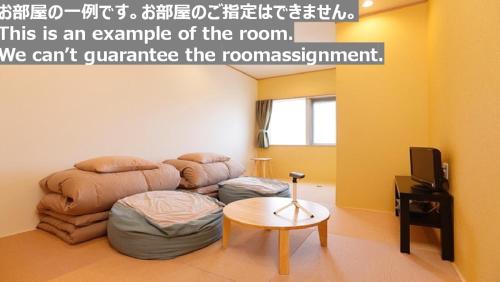 郡山Tabist Onsen Petit Hotel Yukori Bandai Atami的一间配有沙发和桌子的房间