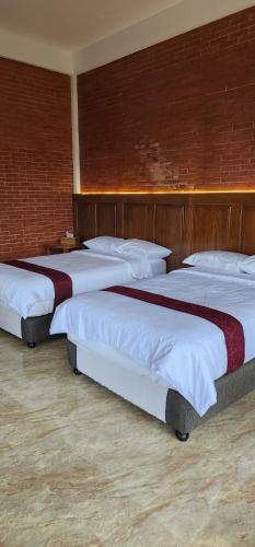 新加拉惹The Mungseng Villa Bali的一间房间里三张床的组合