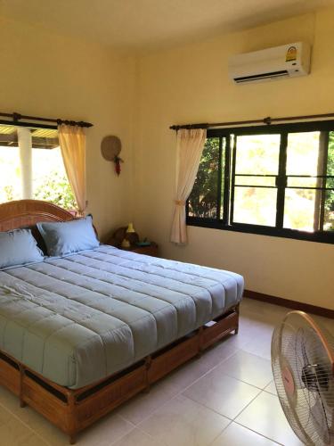 班拉克海滩苏梅岛花园度假酒店的一间带一张大床的卧室,位于带窗户的房间内