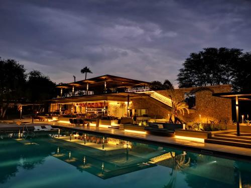 纳穆托尼Mokuti Etosha的夜间带游泳池的度假村