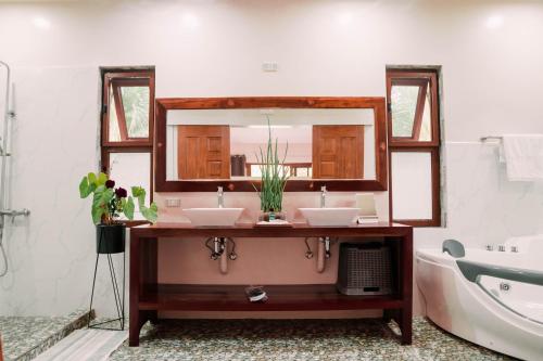 公主港Denika's Suites的浴室设有2个水槽和镜子