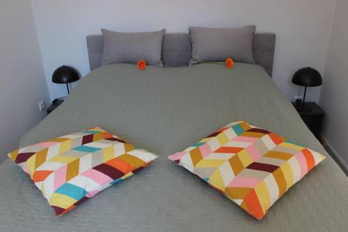 赖因斯贝格St. Laurentius-Blick的床上有2个枕头