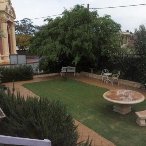约克Lavender House York的草地上带长凳和喷泉的花园