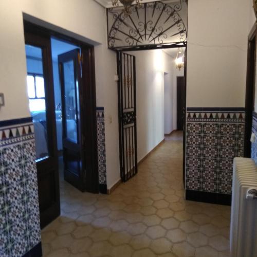拉古纳德杜埃罗Taragudo的走廊设有两扇门,铺有瓷砖地板