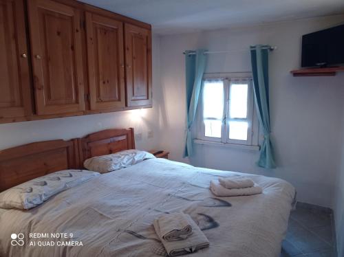 利维尼奥canton 520 camera matrimoniale e appartamento self check in的一间卧室配有一张大床和两条毛巾