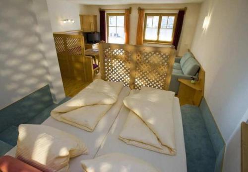 东蒂罗尔地区马特赖波恩鲍莫尔公寓酒店的卧室配有2个白色枕头