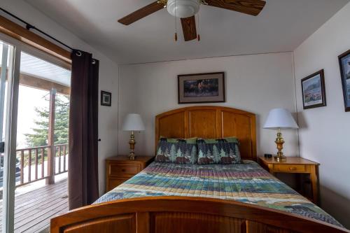 海恩斯Front Room Lynnview Lodge的一间卧室设有一张床和一个阳台