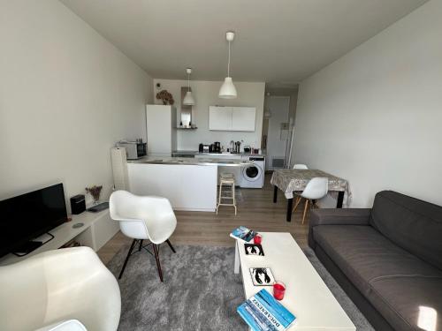 杜瓦讷内Appartement Design III - Port du Rosmeur - Douarnenez的带沙发的客厅和厨房