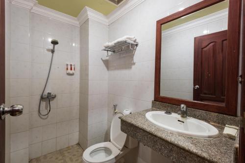 暹粒Sihariddh BnB Villa的一间带水槽、卫生间和镜子的浴室