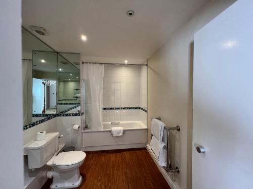 切斯特布鲁克莫灵顿班纳斯特里Spa酒店的一间带卫生间和浴缸的浴室