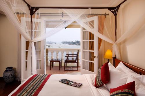 朱笃朱笃维多利亚酒店的一间卧室设有一张床,享有海景