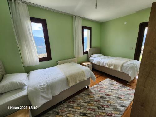 YenicefelekettinManzaralı Villa Bolu Sefa Konakları Kaçkar Dağ Evleri 3 room Villa for Rent فيلا ايجار منظر جميل的绿色客房 - 带两张床和两扇窗户