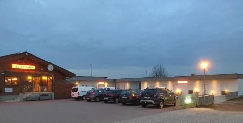Marchegggästehaus-bernstein的停车场,停车场停在大楼前
