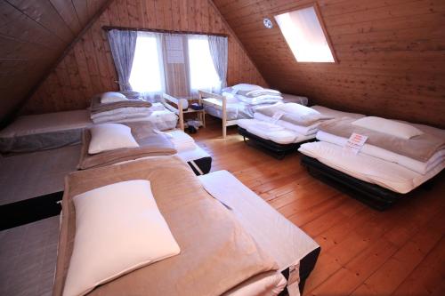 那须町Log village FIKA / Nasu / Woodstove / Starry sky的小屋里的房间,有一堆床