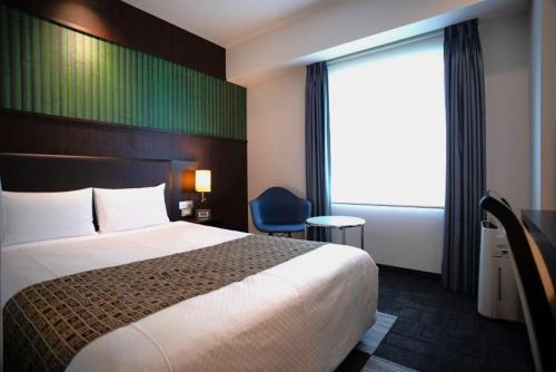 筑波贝斯特兰德酒店的酒店客房设有床和窗户。