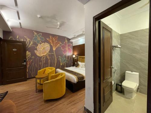 新德里The Orion - Greater Kailash的酒店客房设有一张床和一个卫生间。
