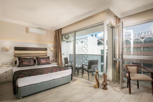 马尔马里斯Arbatt Marmaris Hotel的一间卧室设有一张床和一个阳台