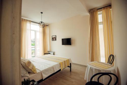 第比利斯Veronika Home Tbilisi的一间卧室设有一张床和一个窗口