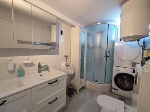 扎达尔KiMano Apartmans的一间带水槽和洗衣机的浴室