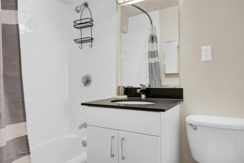 波士顿Spacious Beacon Hill 1BR wViews Gym BOS-498的白色的浴室设有水槽和卫生间。