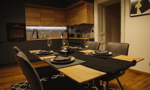 柳托梅尔Grossmann Apartment的餐桌、椅子和黑色桌布
