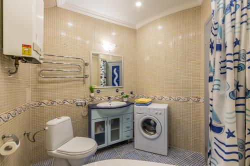 基辅2к квартира на Дарвіна, Бессарабка的一间带洗衣机和水槽的浴室