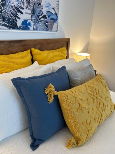 SalisburySunshine Five的一张黄色和蓝色枕头的床