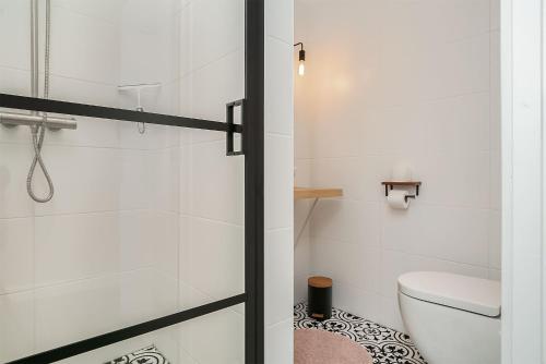 考德姆B&B Unieck的白色的浴室设有卫生间和淋浴。