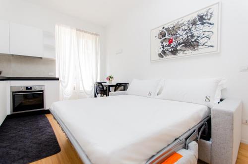 米兰Schiaparelli 4的卧室配有一张白色大床